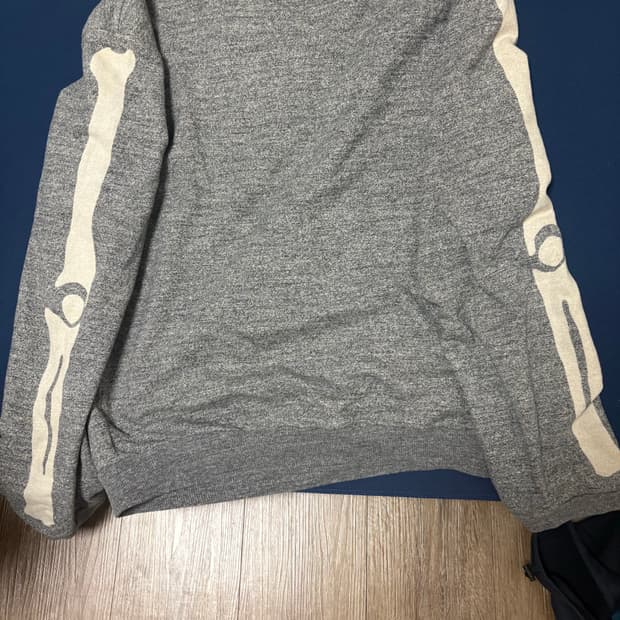 캐피탈 본 맨투맨 4size