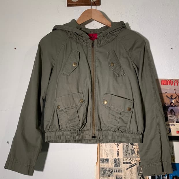 안나수이 프릴 크롭 밀리터리 후드 자켓 + 보아 베스트