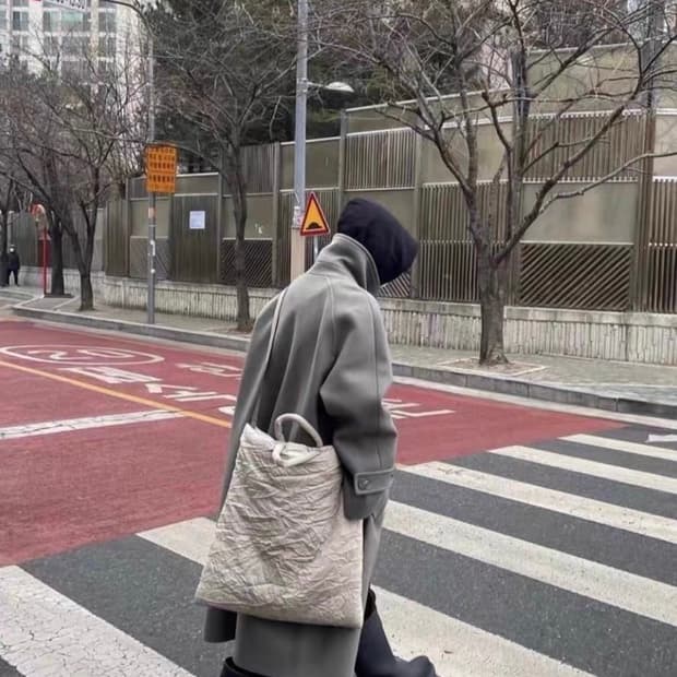 아워레가시 크링클 필로우 토트 백