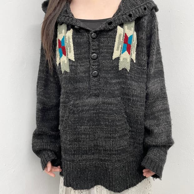 에스닉 패턴 버튼 후드 니트