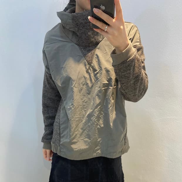 오버하이넥 디테일 긴팔티