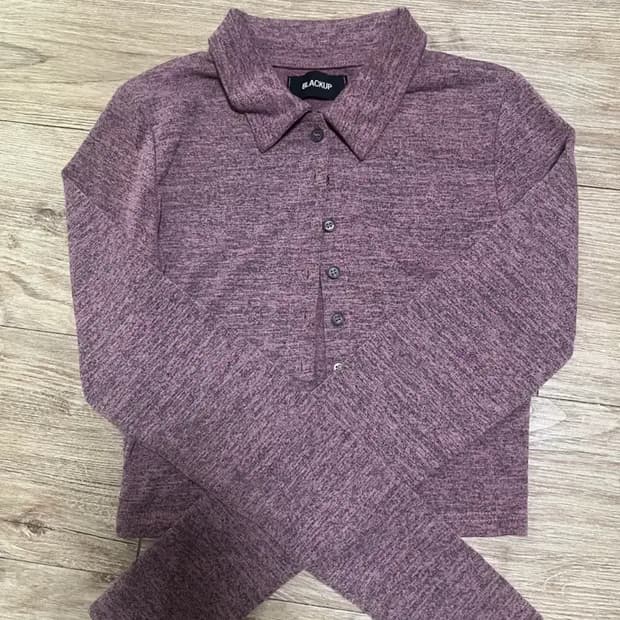 블랙업 크롭 카라 니트