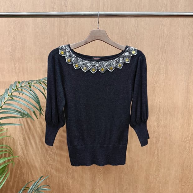 에스카다 퍼프 소매 7부 니트 비즈 스팽글 넥라인 장식 디테일 블랙