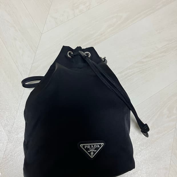 프라다 복조리파우치