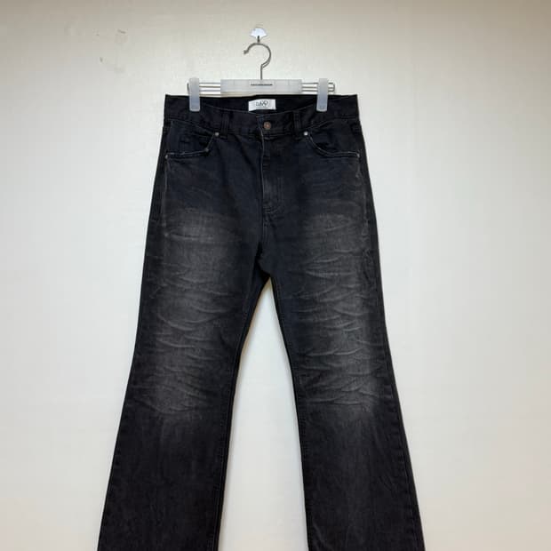 엘무드 슬래시 플레어 데님 워시드 블랙