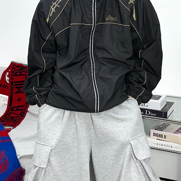 아식스 00s 블랙 골드 바람막이 110