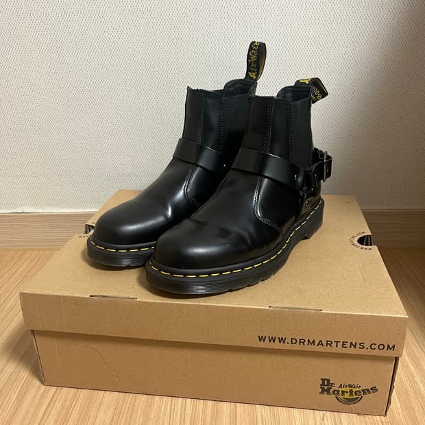 닥터마틴 하네스 부츠 aw 501 UK 8