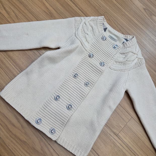 버버리 키즈 가디건 140사이즈입니다. 아이보리 색상에 케이블 짜임이 고