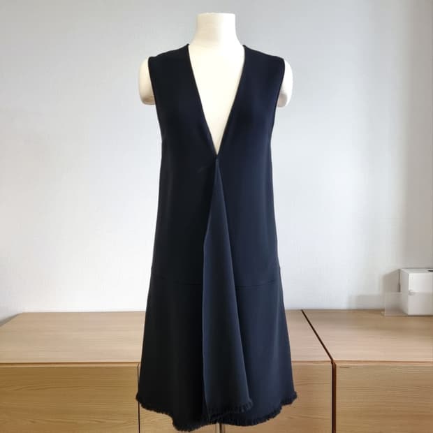 ROCHAS 로샤스 센터슬릿프릴 브이넥 슬리브리스 원피스 드레스 (55)