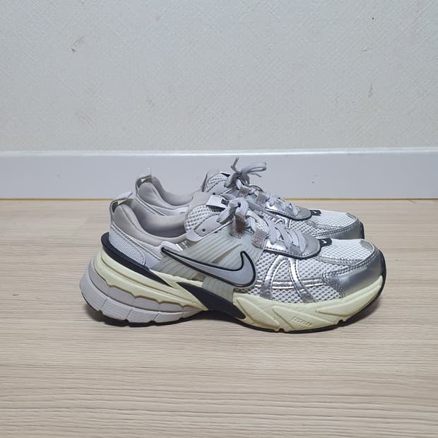 나이키 v2k 런 운동화 235