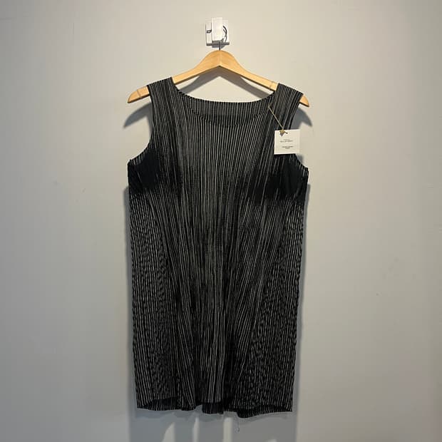 Pleats-please sleeveless