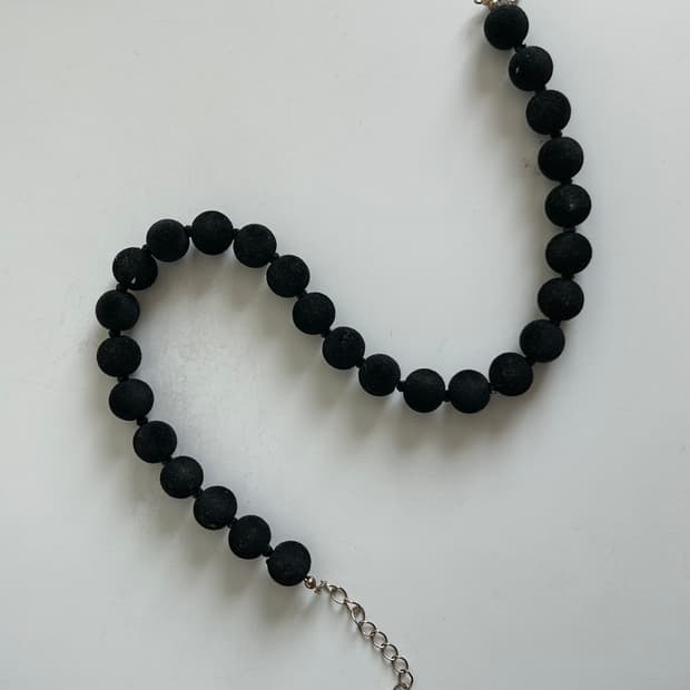 벨벳 블랙 볼 초커