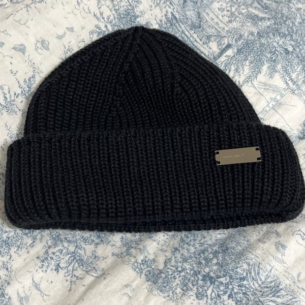 Heliot emil beanie with metal logi plate