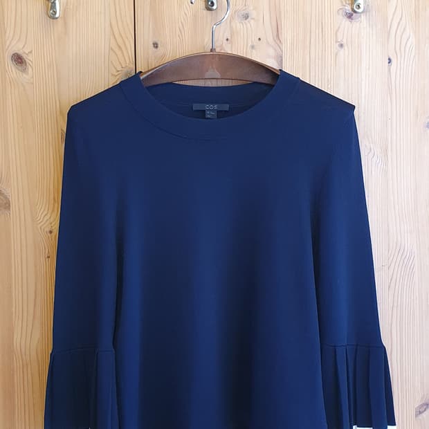 55.COS 크롭 프릴 블라우스