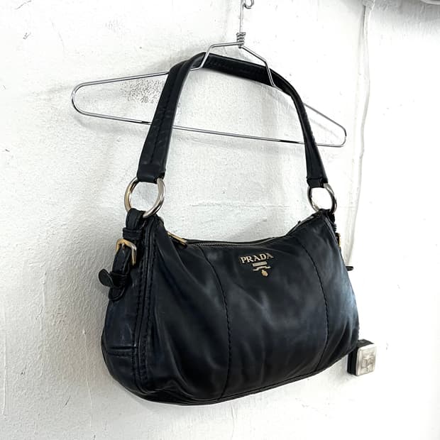 프라다 카프스킨 레더 호보백