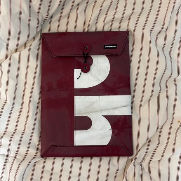 프라이탁 슬리브 13인치 버건디