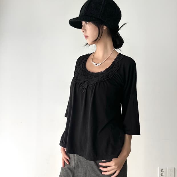 Embroidery rib top / black