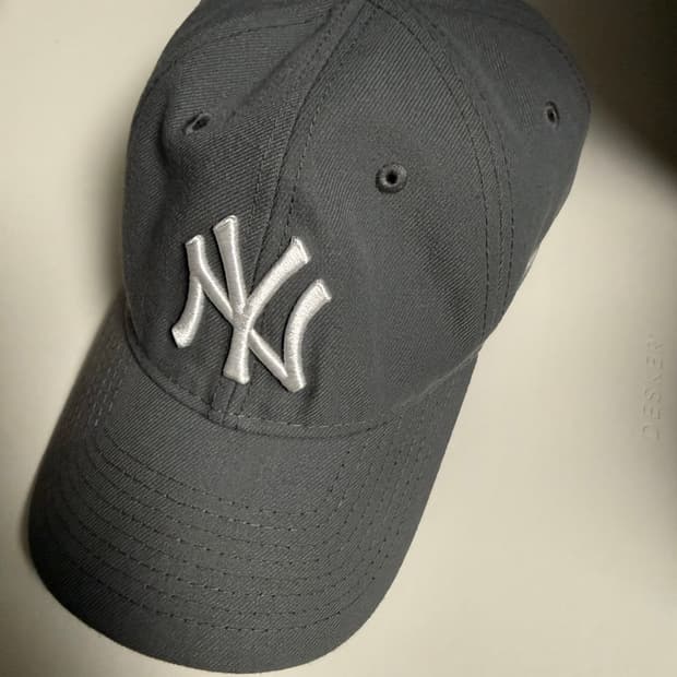 moma x 뉴에라 양키스 모자
