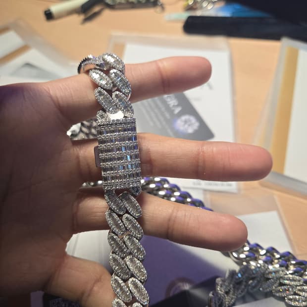 모이사나이트 쿠반체인