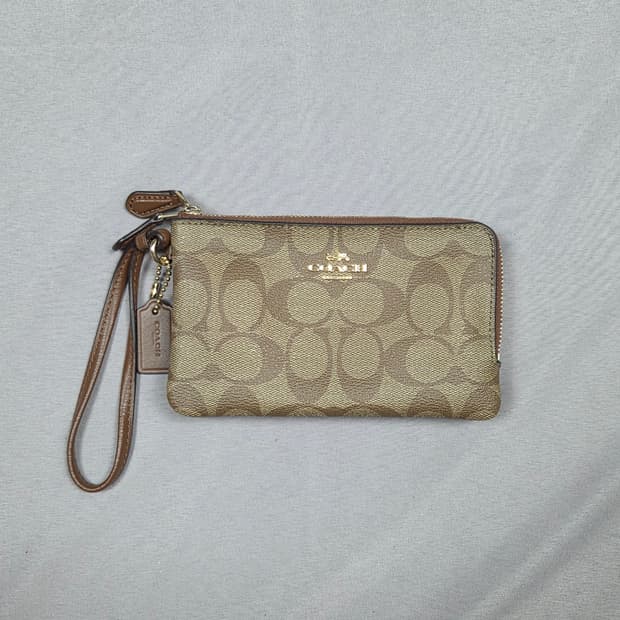 [코치] 시그니처 더블 지퍼 코너 리스트릿 | G00015