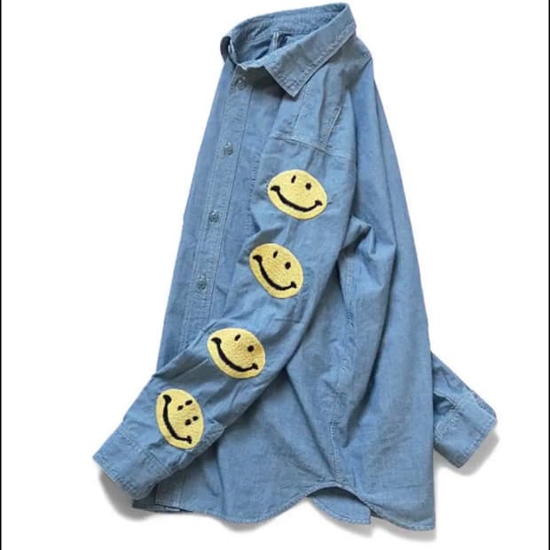 캐피탈 스마일 패치 데님 셔츠