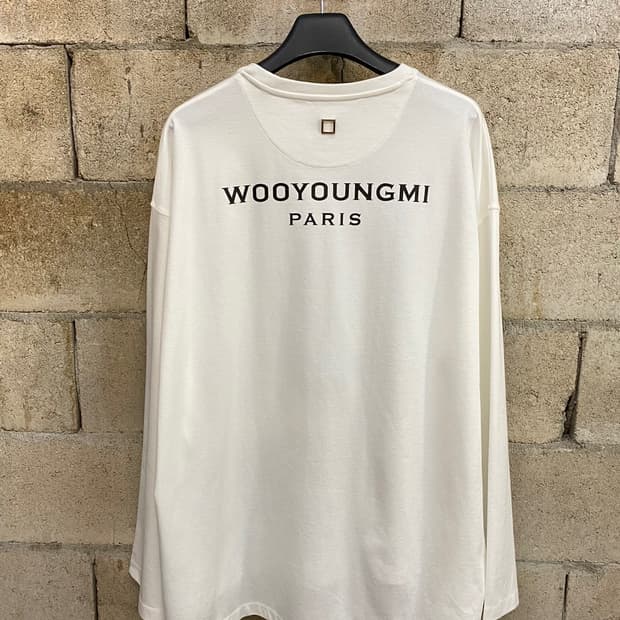 우영미 백 로고 롱 슬리브