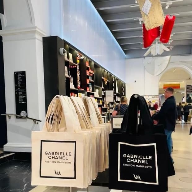 샤넬 영국 v&a 가브리엘 에코백