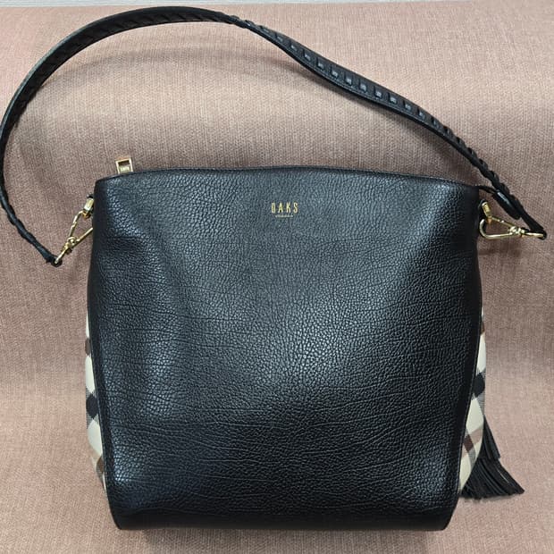 닥스 블랙 체크배색 가죽 숄더백상태상급