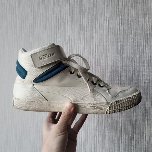 Strap hightop