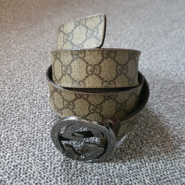 구찌(Gucci)의 GG 슈프림 인터로킹 벨트