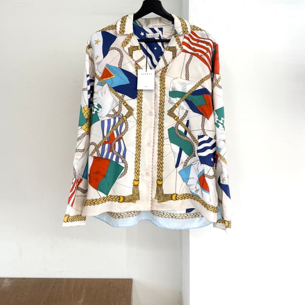 산드로 너티컬 플래그 프린트 실크 블라우스