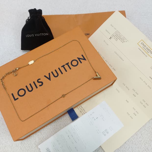 루이비통 에센셜 V 목걸이