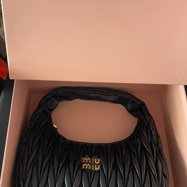 미우 미우 완더 마테라쎄 나파 레더 호보백 블랙