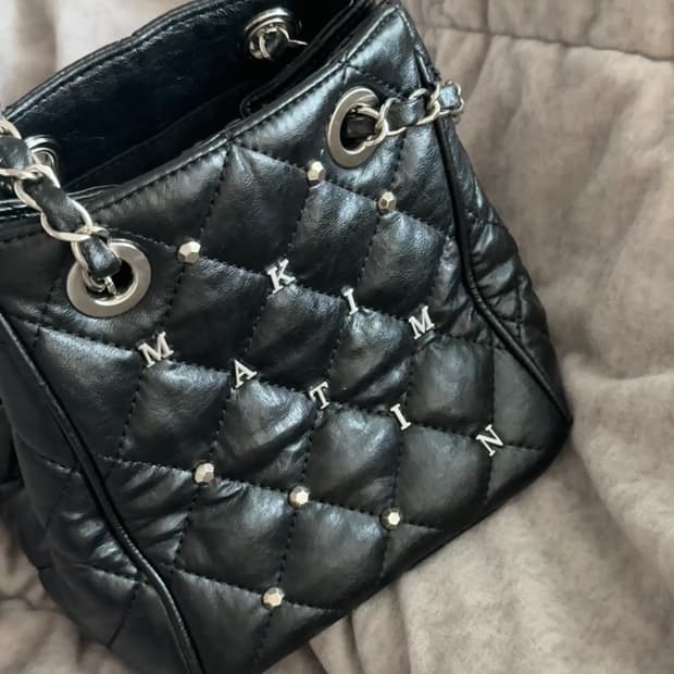 마뗑킴 스터드 미니 퀼팅 버킷백 