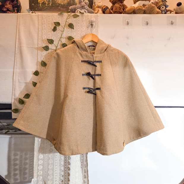 베이지 더플 케이프 코트