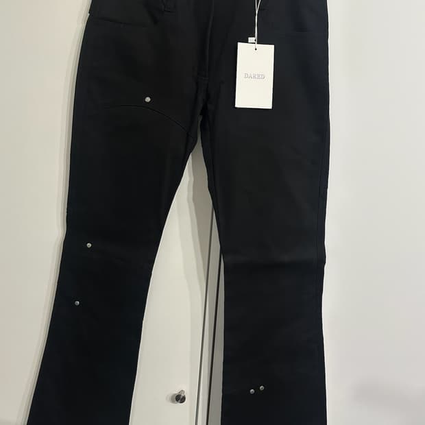 M)데어드 로우웨이스트 어시메트리 라인 플레어 팬츠 블랙