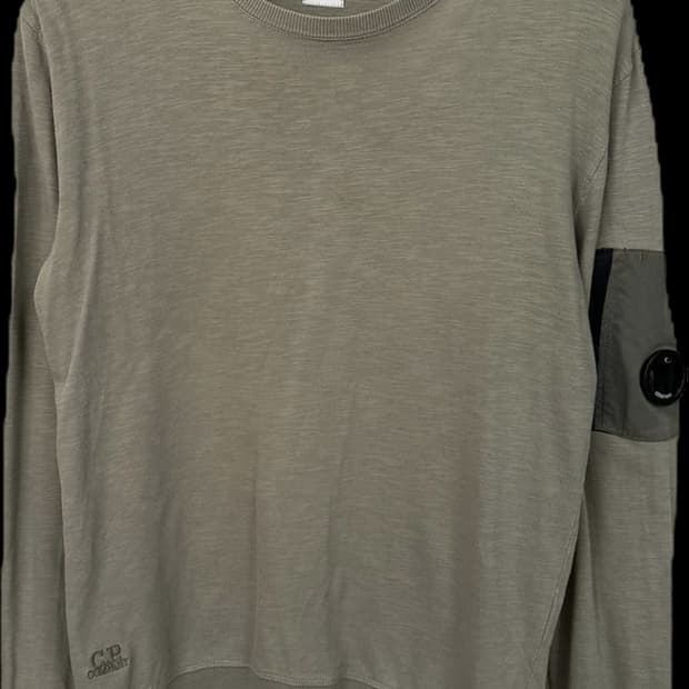 C.P. 컴퍼니 렌즈 와펜 맨투맨 카키 95