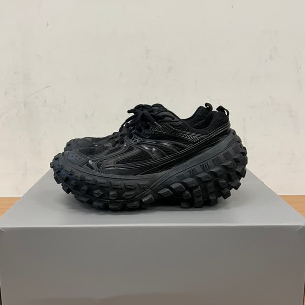 발렌시아가 디펜더 블랙