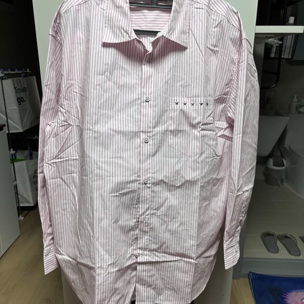 더뮤지엄비지터 스타 스터드셔츠