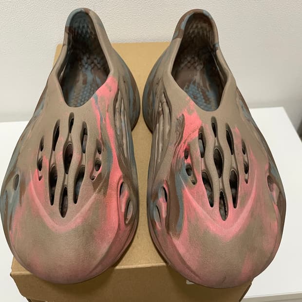 아디다스 이지 폼 러너 믹스 샌드 그레이 235