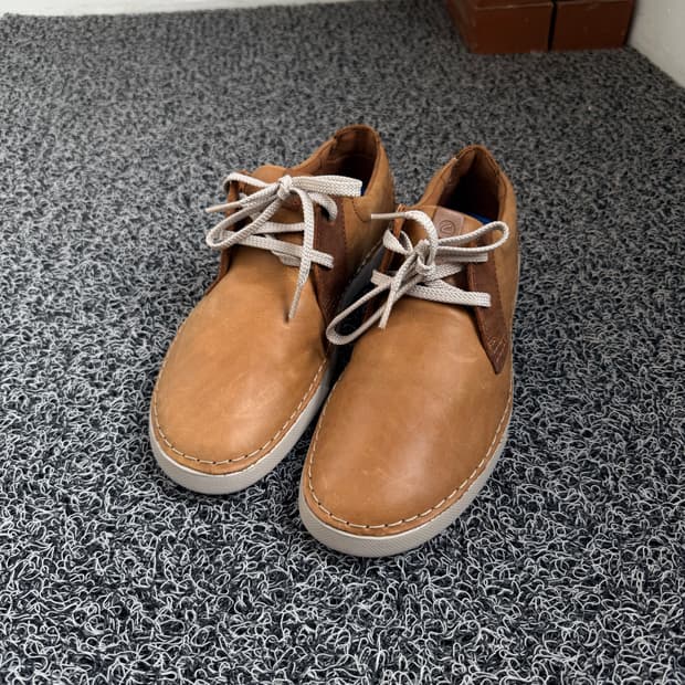 클락스(Clarks) 탄 컬러 가죽 스니커즈