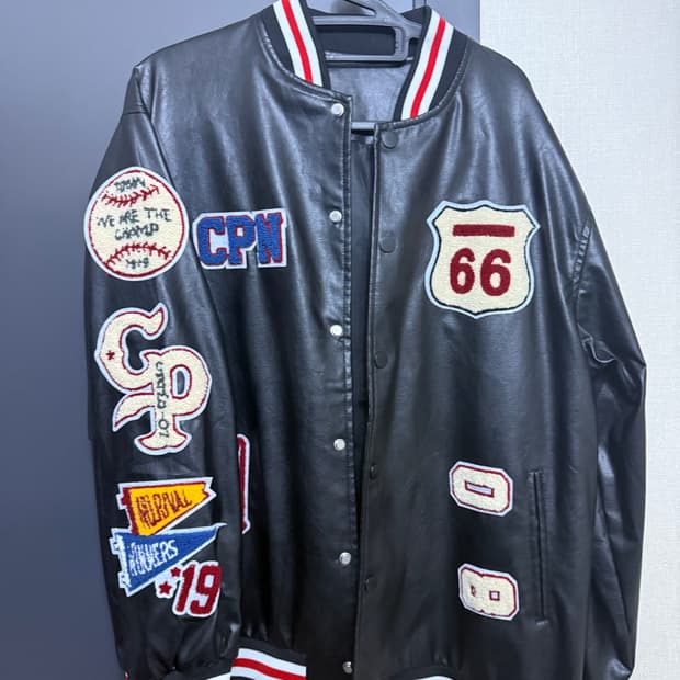 가죽 바시티 자켓입니다