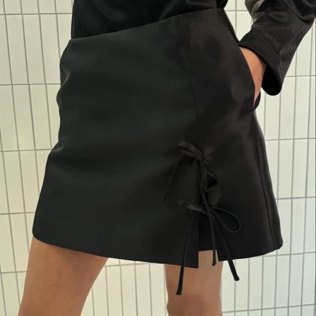 드래곤블루스 새틴 블랙 리본 미니 스커트팬츠(새제품) S
