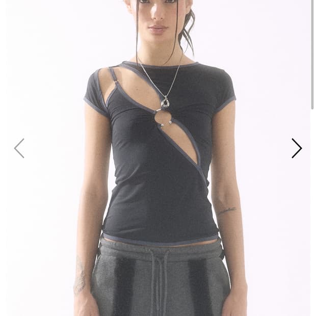 배디 피어싱 반팔티 Diagonal Cut-Out Top