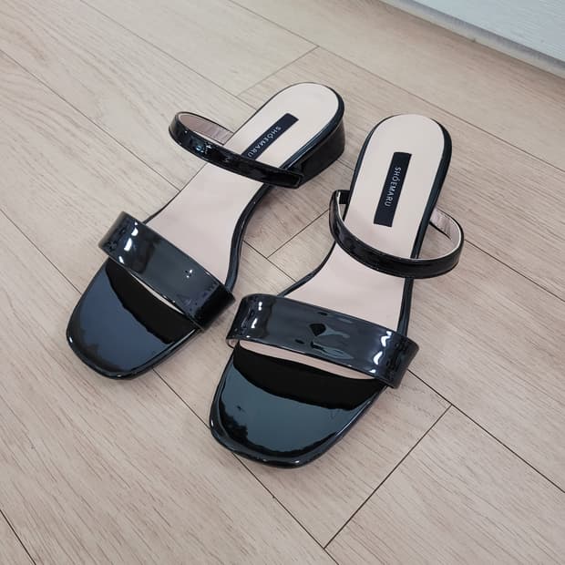 스트랩 샌들 240 에나멜 블랙