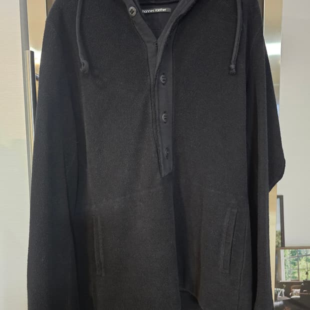 hannes roether 하네스 로테르 후드티셔츠입니다.