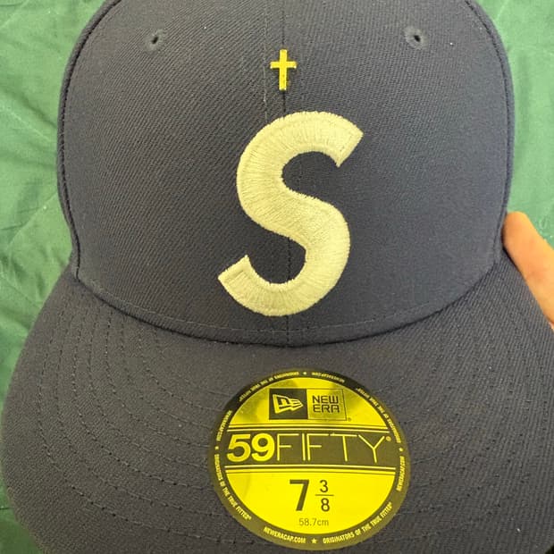 슈프림 뉴에라 골드 크로스 718