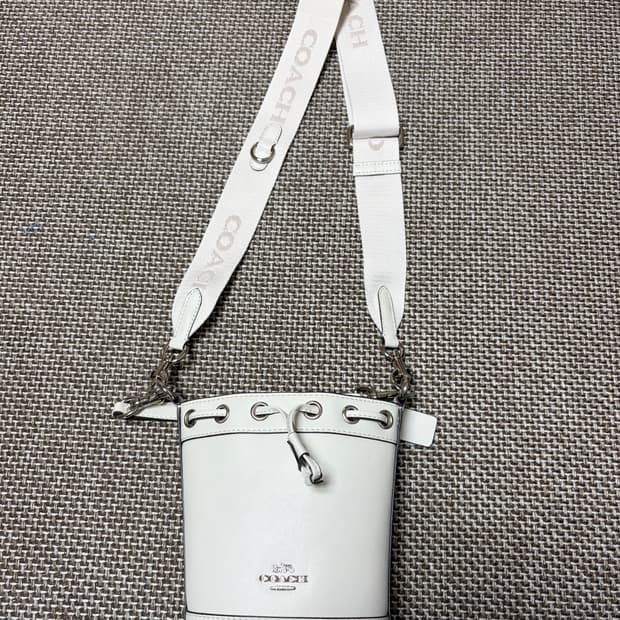 코치 미니 버킷백 크림