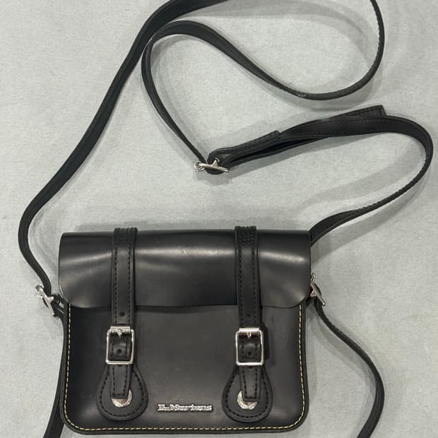 닥터마틴 사첼백 7인치