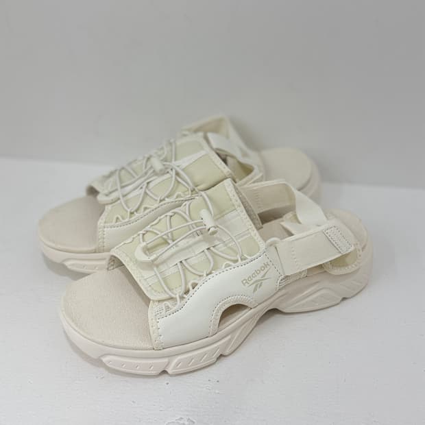 Reebok 샌들